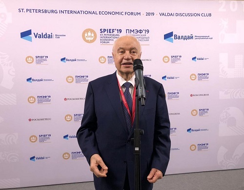 طلال أبوغزاله المتحدث من المنطقة العربية في المؤتمر الاقتصادي الدولي