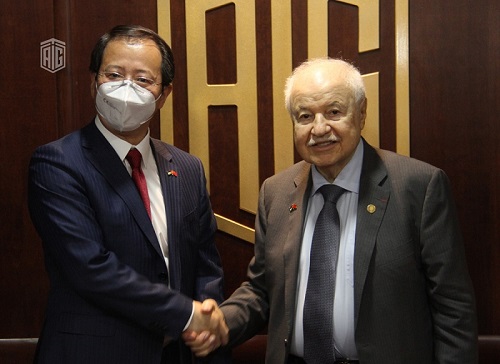 السفير الصيني في عمان والدكتور طلال أبوغزاله يناقشان سبل تعزيز العلاقات الثنائية بمناسبة مرور 45 عاما على العلاقات الصينية الأردنية